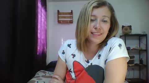 Snapshot of charlot_ponze chatting on December 18, 7:19 pm charlott online show from December 18, 7:19 pm
