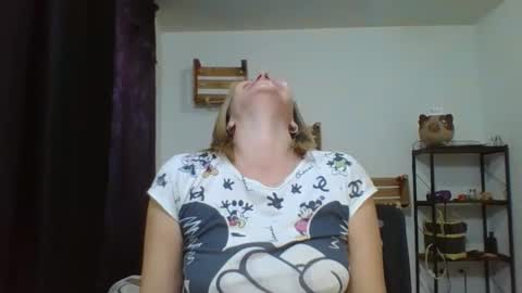 Snapshot of charlot_ponze chatting on December 20, 5:36 am charlott online show from December 20, 5:36 am