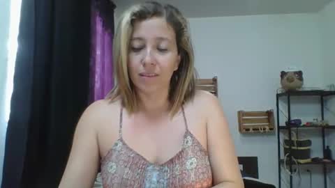 Snapshot of charlot_ponze chatting on December 20, 5:40 pm charlott online show from December 20, 5:40 pm