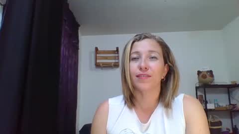 Snapshot of charlot_ponze chatting on December 31, 6:05 am charlott online show from December 31, 6:05 am