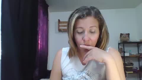 Snapshot of charlot_ponze chatting on January 2, 11:16 pm charlott online show from January 2, 11:16 pm