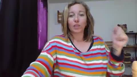 Snapshot of charlot_ponze chatting on January 8, 9:23 pm charlott online show from January 8, 9:23 pm