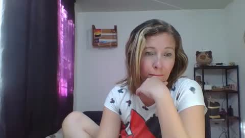 Snapshot of charlot_ponze chatting on January 15, 9:51 pm charlott online show from January 15, 9:51 pm