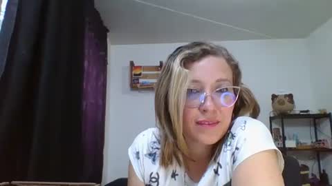 Snapshot of charlot_ponze chatting on January 18, 12:13 am charlott online show from January 18, 12:13 am