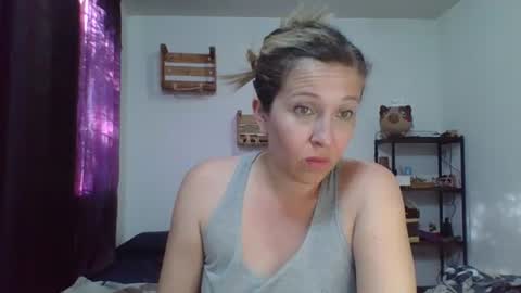 Snapshot of charlot_ponze chatting on January 29, 10:43 pm charlott online show from January 29, 10:43 pm