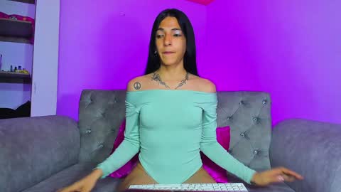 Snapshot of charlot_sanchez chatting on December 23, 2:56 am lot online show from December 23, 2:56 am
