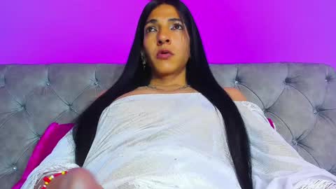 Snapshot of charlot_sanchez chatting on December 26, 4:10 am lot online show from December 26, 4:10 am