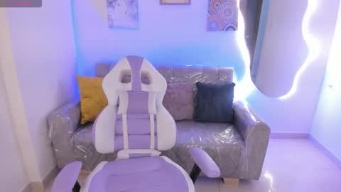 Snapshot of charlote_cowell_sub_ chatting on November 10, 5:12 pm online show from November 10, 5:12 pm