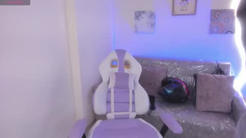 Snapshot of charlote_cowell_sub_ chatting on November 14, 9:24 pm online show from November 14, 9:24 pm