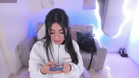 Snapshot of charlote_cowell_sub_ chatting on December 1, 6:02 pm online show from December 1, 6:02 pm