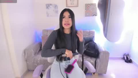 Snapshot of charlote_cowell_sub_ chatting on December 2, 3:29 pm online show from December 2, 3:29 pm