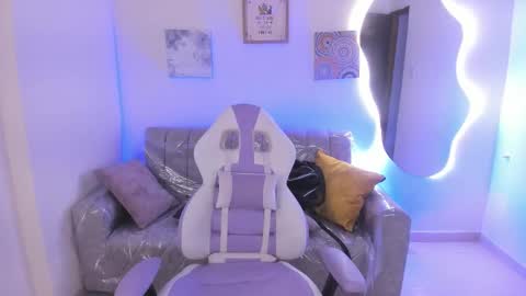 Snapshot of charlote_cowell_sub_ chatting on January 8, 5:37 pm online show from January 8, 5:37 pm