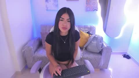 Snapshot of charlote_cowell_sub_ chatting on February 4, 6:36 pm online show from February 4, 6:36 pm