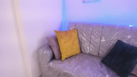 Snapshot of charlote_cowell_sub_ chatting on February 11, 4:23 pm online show from February 11, 4:23 pm