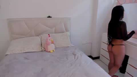 Snapshot of charlote_cowell_sub_ chatting on February 17, 6:25 pm online show from February 17, 6:25 pm