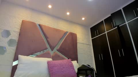 Charlotte Icee online show from December 3, 7:00 pm