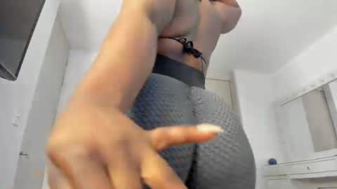 Snapshot of charlotte_tiller chatting on June 18, 6:02 am Yuli online show from June 18, 6:02 am