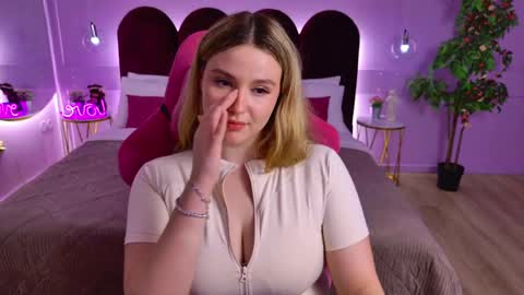 charlotteatwood online show from May 22, 4:12 pm