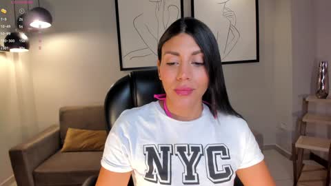 Snapshot of charlottecox_ chatting on December 5, 11:05 am Charlotte online show from December 5, 11:05 am