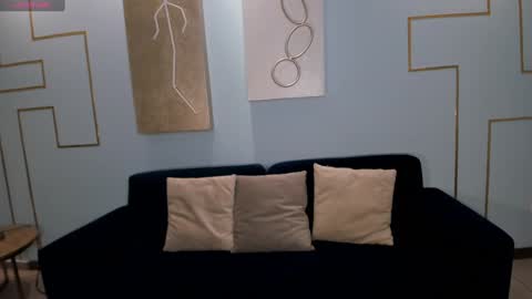 Snapshot of charlottecox_ chatting on December 16, 11:01 am Charlotte online show from December 16, 11:01 am
