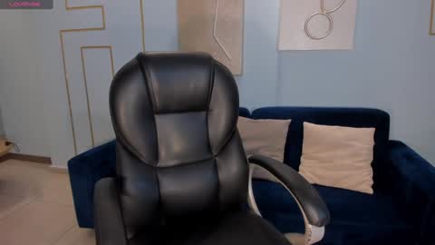 Snapshot of charlottecox_ chatting on December 18, 10:51 am Charlotte online show from December 18, 10:51 am