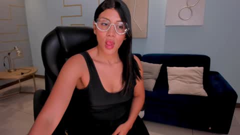 Snapshot of charlottecox_ chatting on December 21, 5:40 pm Charlotte online show from December 21, 5:40 pm