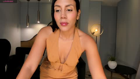 Snapshot of charlottecox_ chatting on December 24, 11:17 am Charlotte online show from December 24, 11:17 am