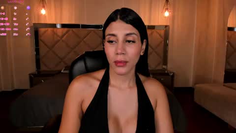 Snapshot of charlottecox_ chatting on July 19, 5:27 pm Charlotte online show from July 19, 5:27 pm