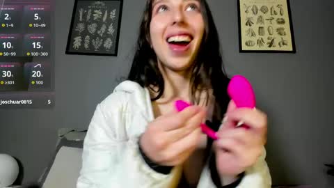 Snapshot of charlottee_love_ chatting on April 17, 11:24 am charlottee_love_ online show from April 17, 11:24 am