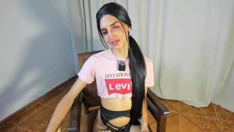 Snapshot of charlottelaurent chatting on February 6, 10:02 pm Char online show from February 6, 10:02 pm