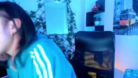 charlottestuart_ online show from May 6, 3:35 am