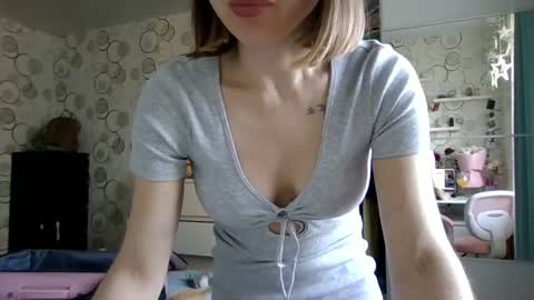 Snapshot of charming__chick chatting on May 23, 2:43 pm charming__chick online show from May 23, 2:43 pm