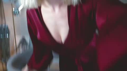 Michelle  online show from May 7, 3:01 am