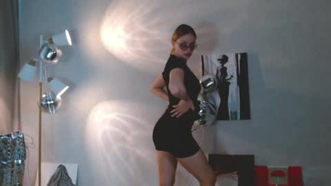 Michelle  online show from May 8, 1:33 am