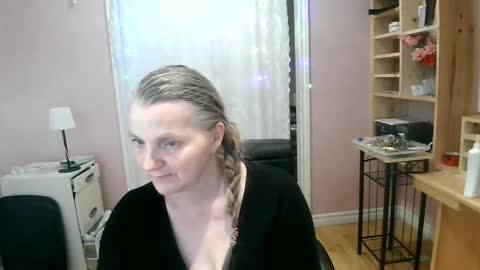chealsiek online show from May 3, 2:28 am