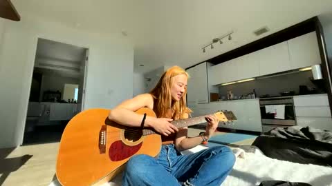 Snapshot of chellybear101 chatting on March 8, 5:28 pm chellybear101 online show from March 8, 5:28 pm