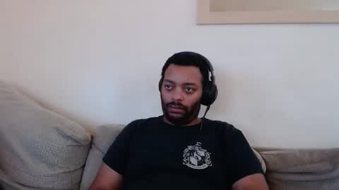 Snapshot of chemsyldn chatting on November 5, 12:05 pm NewboyoncampusTheWeekndr online show from November 5, 12:05 pm