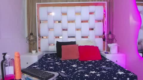 Snapshot of cherry_mew chatting on February 21, 9:24 am Cherry Mew and jean online show from February 21, 9:24 am