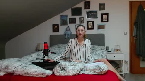 Snapshot of cherryangle chatting on February 18, 6:48 pm Leonie online show from February 18, 6:48 pm