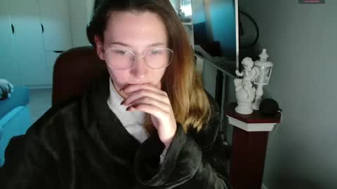 Snapshot of cherryangle chatting on April 2, 7:50 am Leonie online show from April 2, 7:50 am