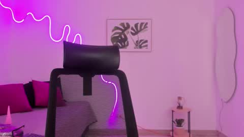 Snapshot of cherrydollxx chatting on October 4, 12:03 pm C H E R R Y online show from October 4, 12:03 pm