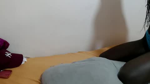 chichie_ online show from May 8, 9:25 am