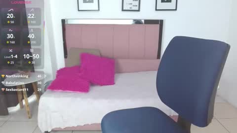 Snapshot of chikis__f_w chatting on February 7, 10:35 pm LAURA online show from February 7, 10:35 pm