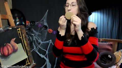 Snapshot of chilicheesebite chatting on October 31, 5:14 pm Nina online show from October 31, 5:14 pm