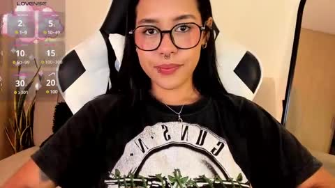 Snapshot of chloe_279 chatting on December 22, 2:17 am Jen online show from December 22, 2:17 am