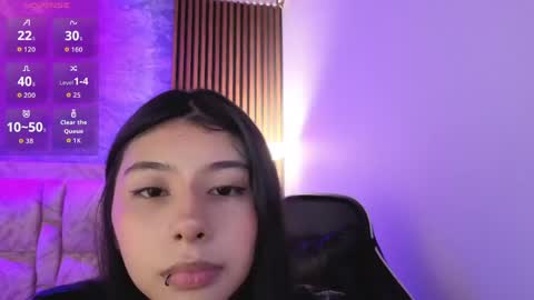 Snapshot of chloe_bluee_ chatting on April 17, 11:02 am chloe_bluee_ online show from April 17, 11:02 am