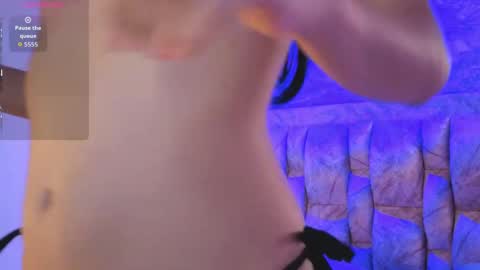 Snapshot of chloe_bluee_ chatting on May 2, 11:15 am chloe_bluee_ online show from May 2, 11:15 am