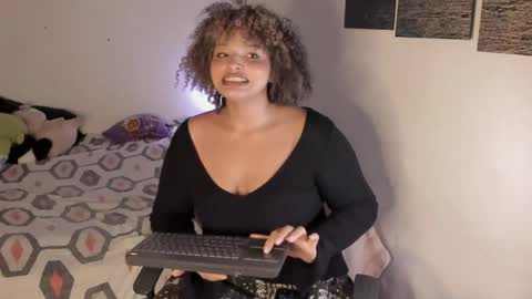Snapshot of chloe_kisses chatting on April 6, 11:33 am chloe_kisses online show from April 6, 11:33 am