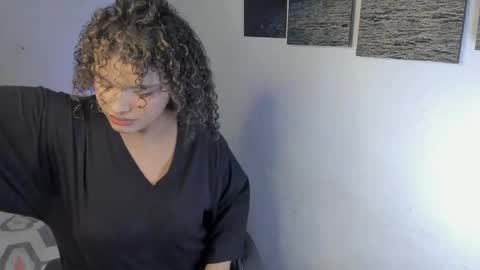 Snapshot of chloe_kisses chatting on April 7, 11:43 am chloe_kisses online show from April 7, 11:43 am
