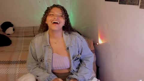 Snapshot of chloe_kisses chatting on April 18, 11:25 am chloe_kisses online show from April 18, 11:25 am